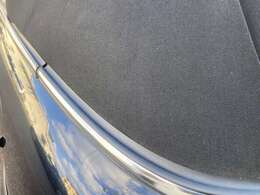 経験上、幌と境目のゴム材はほとんど朽ち果てておりますが生き生きとしております。車庫保管で大切に保管されてきた結果となります。