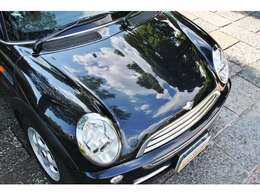 ボンネットもしっかり艶があります。やれやすいMINIマークも奇麗な状態です。