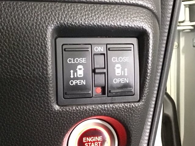 【両側パワースライドドア】両側がパワースライドドアになっており、運転席のスイッチやスマートキーでも開閉が可能です！開口部も広いので乗り降りも楽々♪