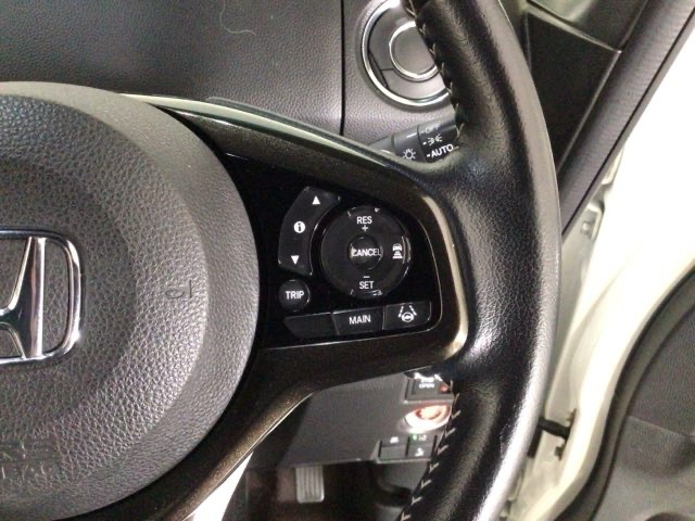 【アダプティブ・クルーズ・コントロール】予め設定した車速内でクルマが自動的に加減速。 前走車との適切な車間距離を維持しながら追従走行し、高速道路でのドライバーの疲労を軽減してくれる嬉しい機能付♪