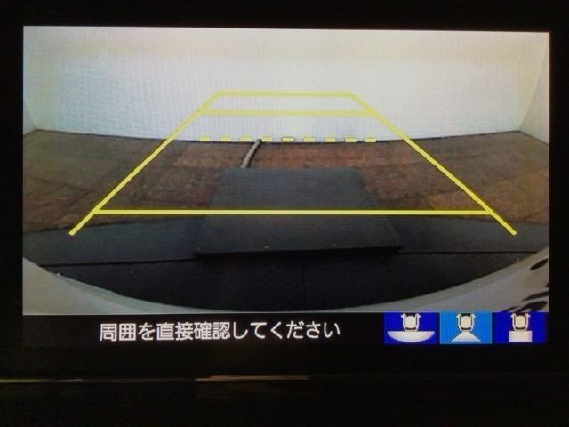 【バックカメラ】運転が苦手な方も車庫入れラクラクです！ギアをリバースに入れれば自動的に切り換わりますので、面倒な操作は不要です♪狭い駐車場もお車を傷つけず安心ですね！