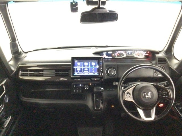 【前方視界】開放的な前方視界！運転がしやすく疲れにくいです♪窓が大きく、見通しがとっても良いおクルマですよ♪