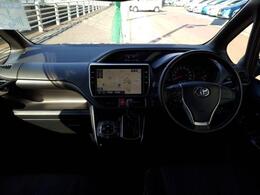 見晴らしもよくナビモニターも見やすい位置で運転、ナビとも操作しやすい！