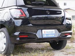 【リアパーキングセンサー】バンパーに付いたセンサーが障害物を検知。一定の距離に近づくとアラートで教えてくれます。狭い駐車スペースや車庫入れ時も安心です。