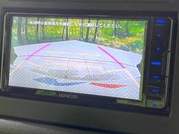【バックカメラ】駐車時に後方がリアルタイム映像で確認できます。大型商業施設や立体駐車場での駐車時や、夜間のバック時に大活躍！運転スキルに関わらず、今や必須となった装備のひとつです！