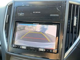 【バックカメラ】駐車時に後方がリアルタイム映像で確認できます。大型商業施設や立体駐車場での駐車時や、夜間のバック時に大活躍！運転スキルに関わらず、今や必須となった装備のひとつです！