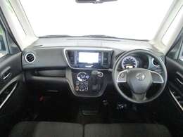 黒を基調としたスタイリッシュなデザインの運転席です。衝突被害軽減ブレーキ、踏み間違い防止などの安心装備付き！