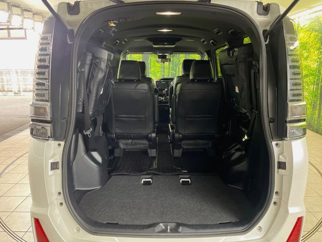 普段のお買い物や通勤、送迎等に十分な荷室スペースを確保しております。サードシートを上げると、大きな荷物の積載も可能です♪