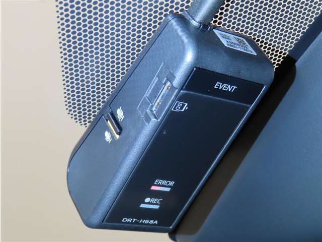 トヨタ純正ドライブレコーダーを装備しております。記憶媒体はお客様手配となります。