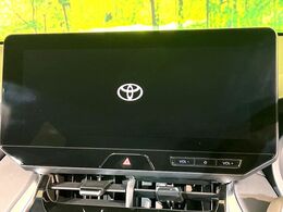 【ナビ機能付きディスプレイオーディオ】ナビ機能搭載の他、お持ちのスマートフォンと連携して、ナビやbluetoothでの音楽再生が可能です♪デザインはもちろん操作性も良好！