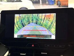 【バックカメラ】駐車時に後方がリアルタイム映像で確認できます。大型商業施設や立体駐車場での駐車時や、夜間のバック時に大活躍！運転スキルに関わらず、今や必須となった装備のひとつです！