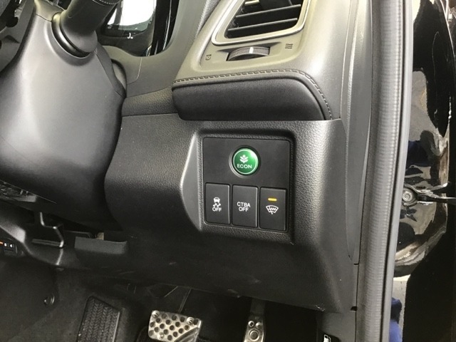 低速域衝突軽減ブレーキ＋誤発進抑制機能のCTBA、燃費を抑えるECON、横滑り防止装置VSA等のスイッチは運転席の右側、手の届きやすい位置にあります。