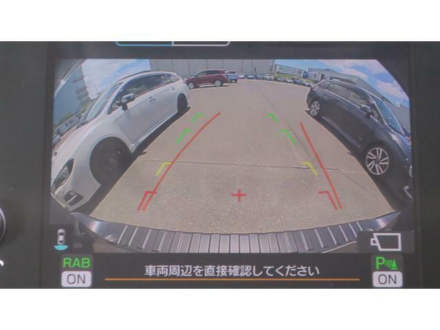 後方の視認性を高めるリアビューカメラを搭載。ガイドラインはステアリングの動きと連動しますのでよりスムーズな車庫入れが行えます。