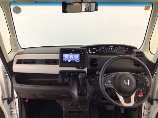 【前方視界】開放的な前方視界！運転がしやすく疲れにくいです♪窓が大きく、見通しがとっても良いおクルマですよ♪