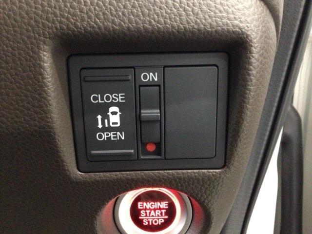【パワースライドドア】助手席側がパワースライドドアになっており、運転席のスイッチやスマートキーでも開閉が可能です！開口部も広いので乗り降りも楽々♪