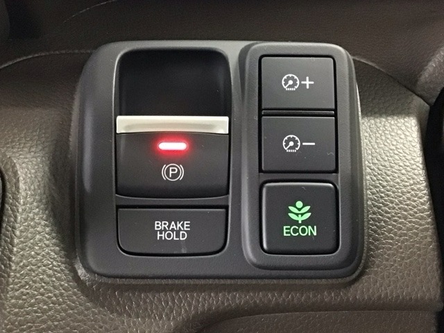 指先の操作でパーキングブレーキの「作動と解除」が行うことができる装備。ブレーキペダルから足を離しても停止し続けてくれるオートブレーキホールド機能。信号待ちなどの際には便利。ECO運転で低燃費走行♪