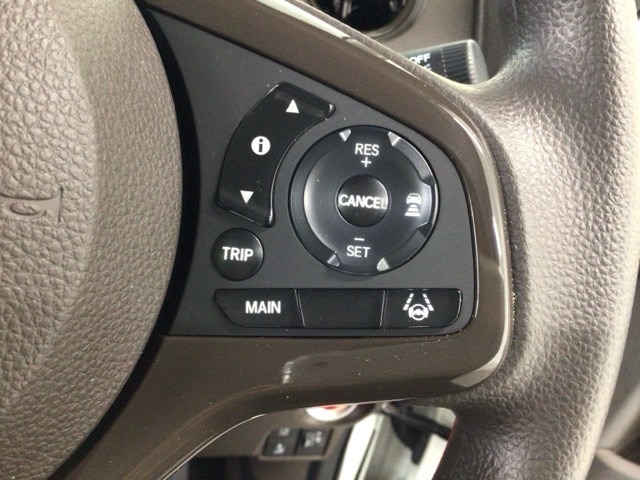 【アダプティブ・クルーズ・コントロール】予め設定した車速内でクルマが自動的に加減速。 前走車との適切な車間距離を維持しながら追従走行し、高速道路でのドライバーの疲労を軽減してくれる嬉しい機能付♪