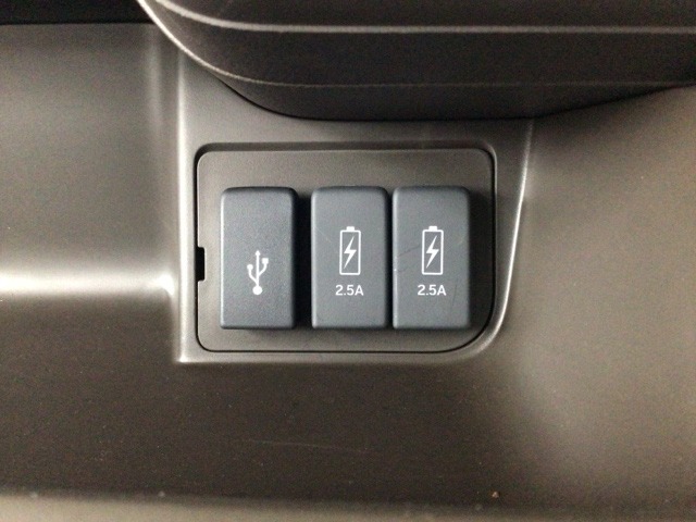 【USBポート】USBポートも装備されています、スマートフォンの充電やオーディオに連携も可能です、今や欠かせない装備の一つです！