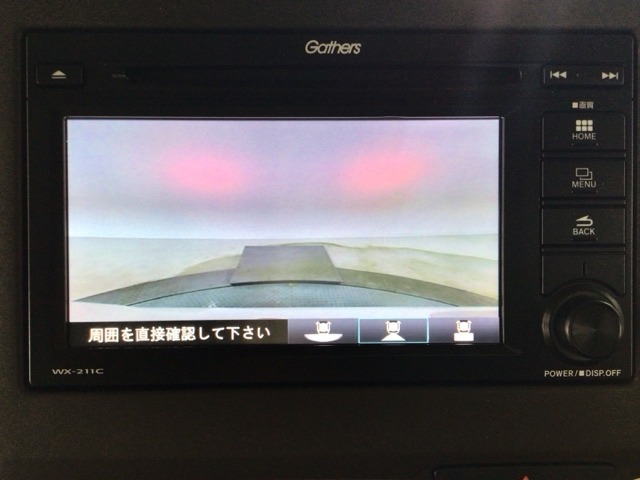 【バックカメラ】運転が苦手な方も車庫入れラクラクです！ギアをリバースに入れれば自動的に切り換わりますので、面倒な操作は不要です♪狭い駐車場もお車を傷つけず安心ですね！