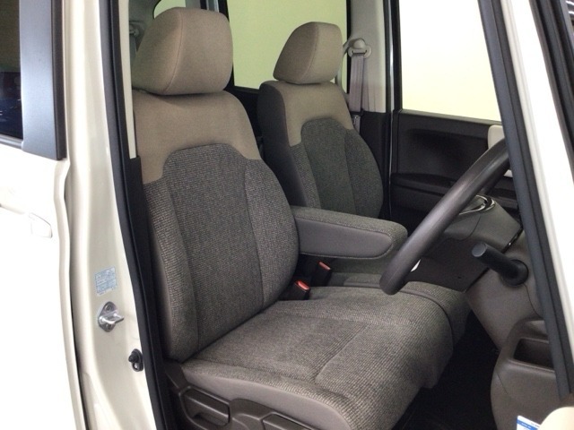 【前席】充分な広さを確保した、快適な前席！インテリアカラーも落ち着いたお色です♪センターアームレストも付いて、リラックスした姿勢で運転していただけます♪