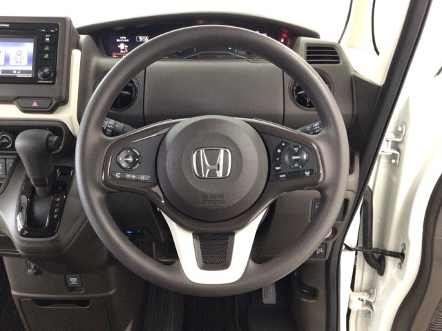 【ハンドル】運転にかかわる様々な操作を安全に行えるように視点移動が少なく操作性に配慮されたスイッチ類が凝縮されたコックピットです。