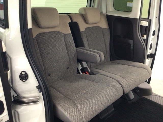 【後席】後席のお足元もとっても広いですよ！更に後席もスライドが可能ですので、おかけになられる方の体格やお荷物量に合わせてスペースを調整できます♪後席シートも乗り心地OK！ゆったり乗れます♪