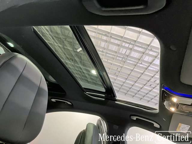パノラミックルーフで明るい車内と開放感あるドライブをお楽しみいただけます。