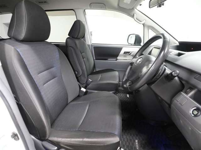 ゆったり室内で運転もしやすいです♪使い勝手の良い配置も考えられています！！