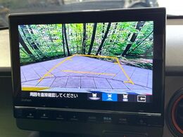 【バックカメラ】駐車時に後方がリアルタイム映像で確認できます。大型商業施設や立体駐車場での駐車時や、夜間のバック時に大活躍！運転スキルに関わらず、今や必須となった装備のひとつです！