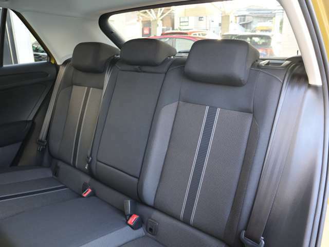 ■リアシート　後部座席には全席3点固定式のシートベルトを完備。さらにはカーテンエアバッグを標準装備し、大切な家族の安全を守ります。