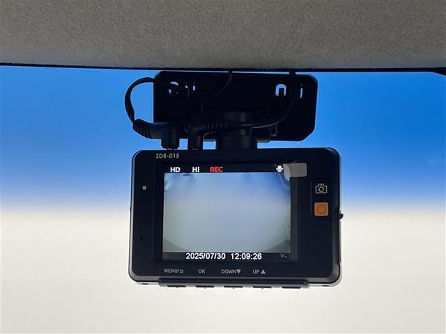 【ドライブレコーダー】映像・音声などの運転中の記録を残します。事故などを起こした起こされた時の証拠になりえますので、もしも時でも安心ですね。