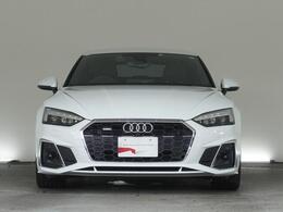 Audiデザインの特徴であるシングルフレームグリルが存在感を主張します。