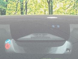 【ホンダセンシング】走行中に前方の車両等を認識し、衝突しそうな時は警報とブレーキで衝突回避と被害軽減をアシスト。より安全にドライブをお楽しみいただけます。