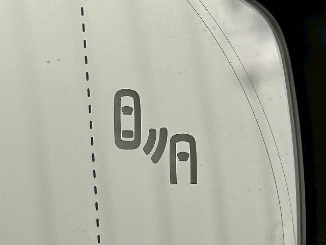 【ブラインドスポットモニター（BSM）】車線変更時に車両後方から来る車両を検知し安全をサポートする装置です。