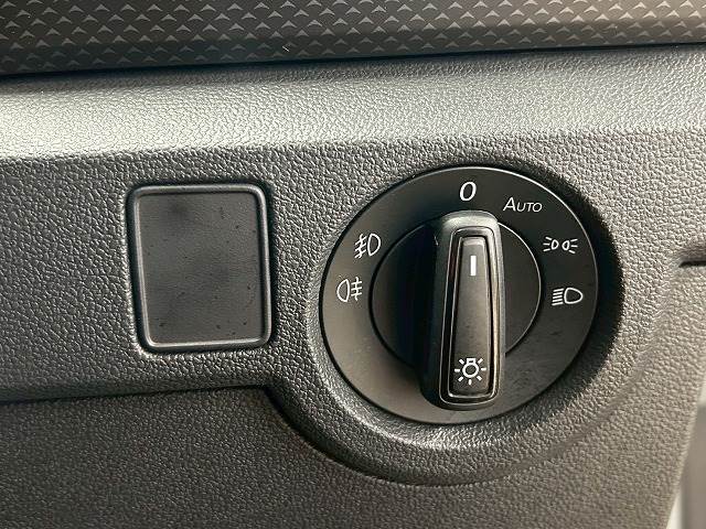【オートライト】を搭載しております。トンネル走行時や暗くなると自動でヘッドライトが点灯します。
