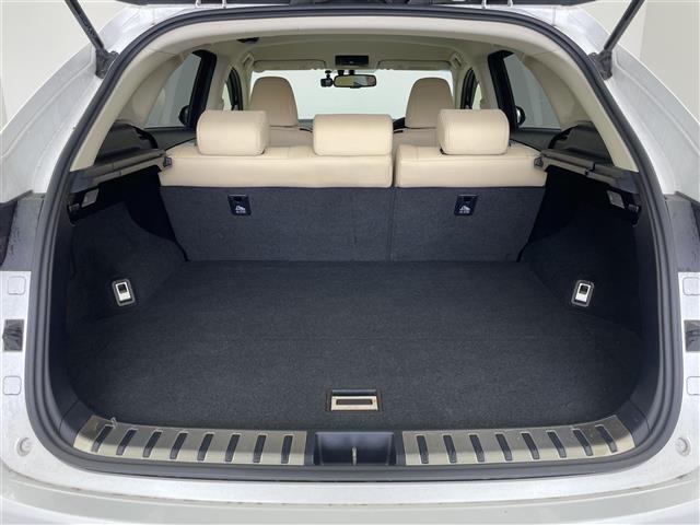 【トランク】積み込みやすくて、たっぷり積める荷室です。シートアレンジできるものは、乗車人数と荷物の量や大きさによってシートを動かすことができるので、より快適なドライブが可能です！
