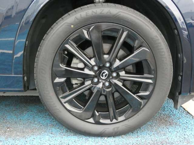 運転席側前のアルミホイールです