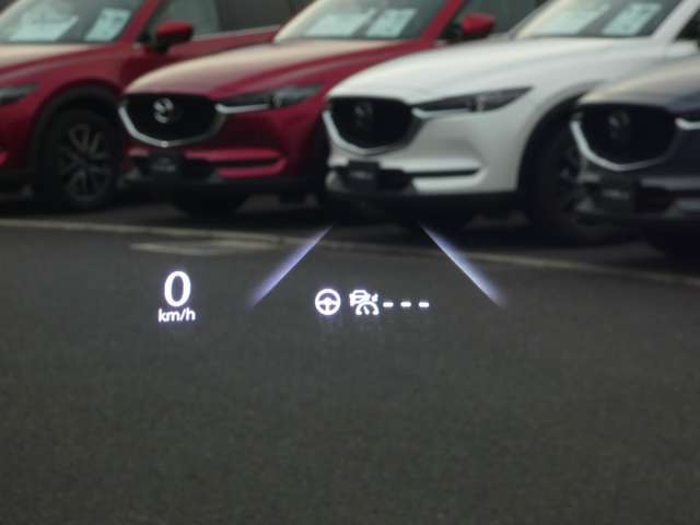 フロントガラスに様々な情報を浮かび上がらせるヘッドアップディスプレイ付きで視線の移動が少なく安全です。