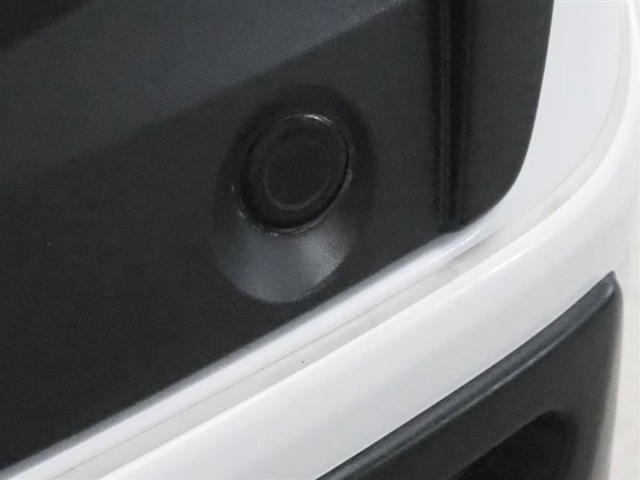 コーナーセンサーを車の前後に装備。障害物までの距離に応じて警告音を変えてお知らせ。縦列駐車時や駐車場・車庫などでの取り回しをサポートします。詳細は販売店スタッフまでおたずねください。