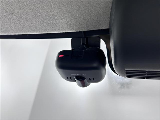 【ドライブレコーダー】映像・音声などの運転中の記録を残します。事故などを起こした起こされた時の証拠になりえますので、もしも時でも安心ですね。