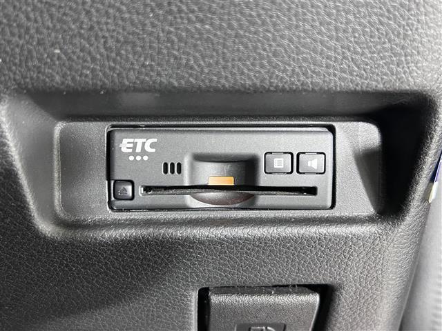 【ETC】有料道路を利用する際に料金所で停止することなく通過できる、ETC車載器（ノンストップ自動料金収受システム機器）が装備されています。セットアップを行うことで利用可能になります。