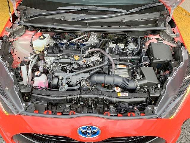 エンジンルームの状態もキレイで機関も良好です！当社では仕入時に90ヵ所以上の点検項目の確認や試乗も実施してます！問題のない車両を店頭にて販売しております！