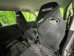 【専用スポーツシート】ホールド性に優れ、カーブ時の体が流れを抑制してくれます。また、体にフィットするから腰や背中が疲れにくく、ロングドライブや高速走行でも快適にお過ごしいただけます♪
