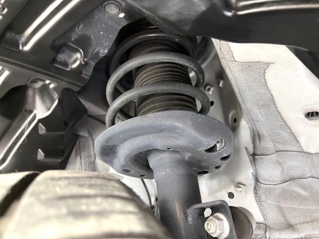 お車を安心してお乗りいただく為には、足回りの定期点検が欠かせません。サービスサポート（有償保証）では無料点検もご提供しており、安心のカーライフをお過ごしいただけるサポート体制が整っています。