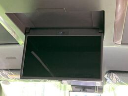 【フリップダウンモニター】大画面モニターで後席でもエンタメをお楽しみいただけます。小さなお子様にも大人気の装備です♪