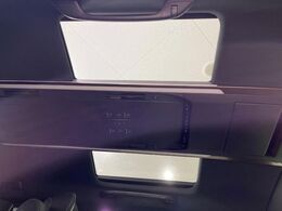 【左右独立ムーンルーフ】2列目左右席にそれぞれ配置されたガラスルーフ！日差しに合わせて片側だけシェードを閉めることも可能です！