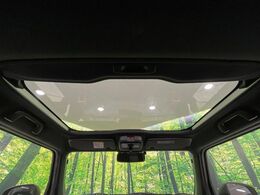 【ガラスルーフ】ガラスルーフ搭載で車内の解放感が一気にアップ！開放的なドライブをお楽しみいただけます。