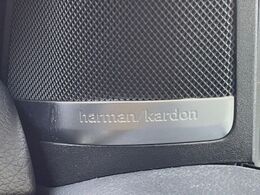 ●harman/kardonサウンドシステム：オーディオ専門メーカーが手掛けるプレミアムスピーカーを装備。多数のスピーカーから、音の粒立ちまで分かる高品質な音楽をお楽しみいただけます。