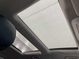 ●サンルーフ：開放感たっぷりの希少装備、サンルーフが装着されています！車内に明かりを取り入れたり景色を楽しむ以外にも、車内の空気も簡単に換気できて快適です！