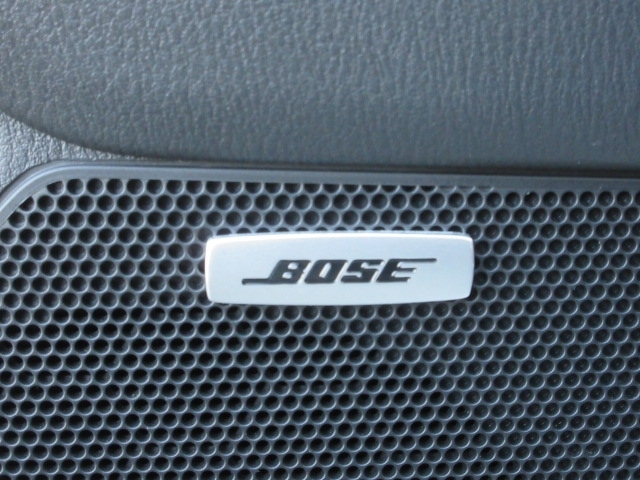 Boseサウンドシステム搭載。Bose社との共同開発によってそのクルマの室内空間に適した音響チューニングを施し、ウーファー＆10スピーカーにより臨場感のあるリアルなサウンドを実現しています。